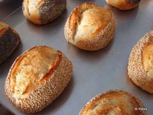 Read more about the article Mohn- und Sesambrötchen