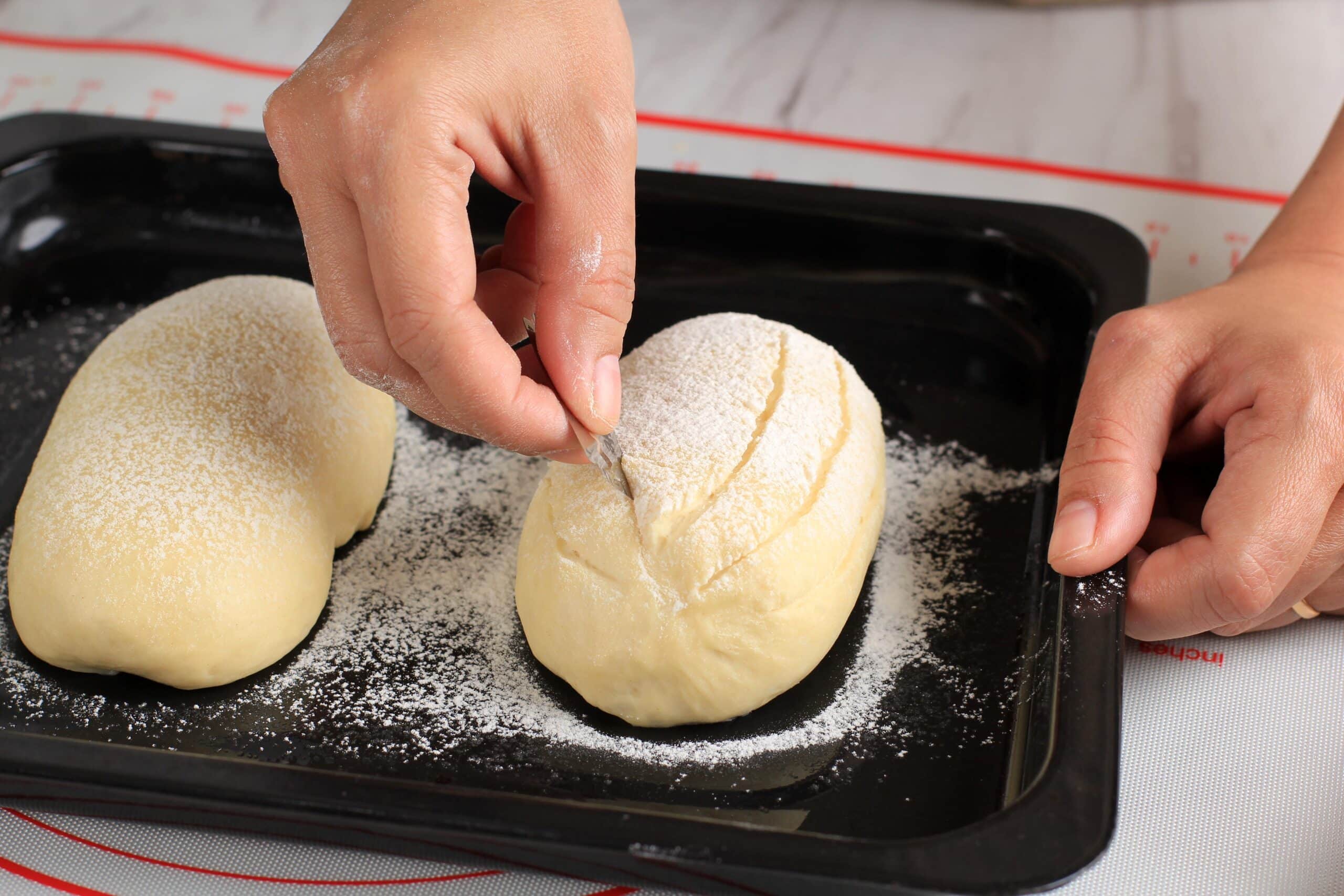 Brot wird eingeschnitten